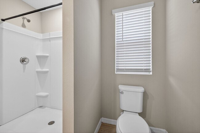 Building Photo - Spacious 4 Bedroom for Rent - With Amenities!