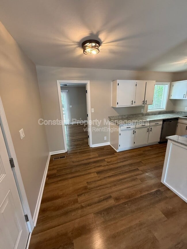 Building Photo - 3469 Kingsbury Dr