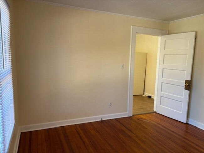 Building Photo - 1917