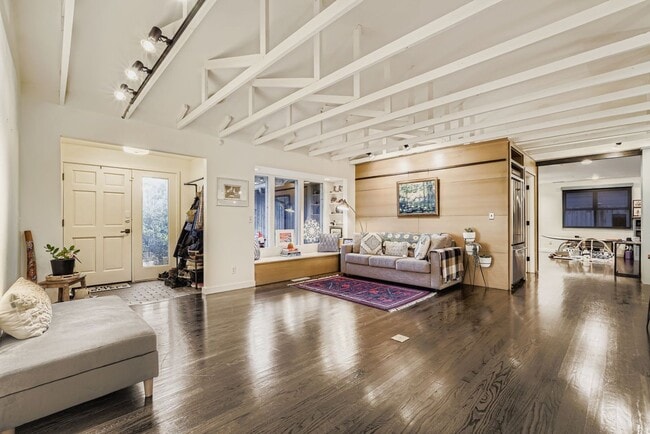 Building Photo - Medina Home