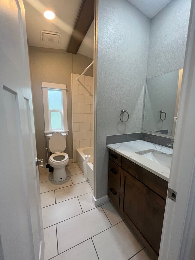 Building Photo - 1625 River Loop 1