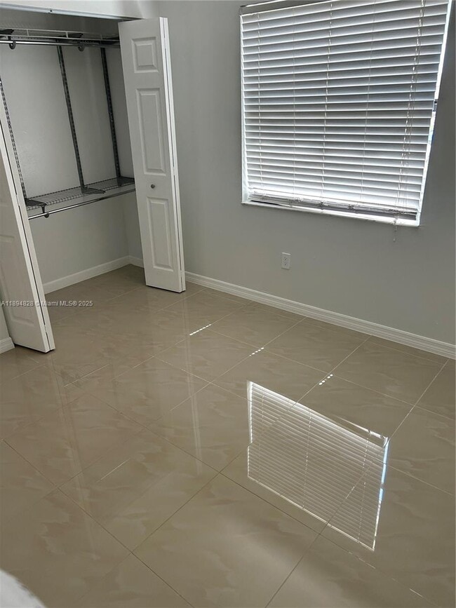 Building Photo - $2,200MONTHLY;20730 NE 8TH CT #204-16