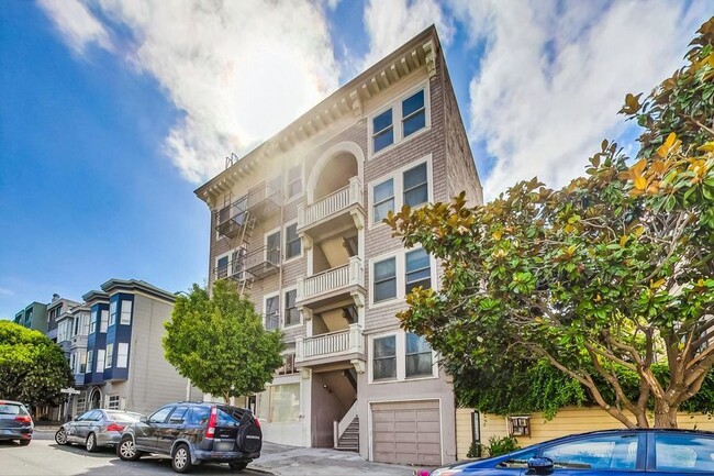 Building Photo - Spacious 1BD/1BA with Hardwood Floors