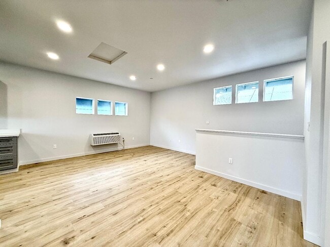 Building Photo - 2392 Karen Ct