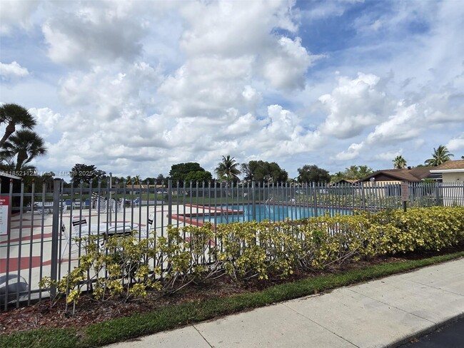 Building Photo - 9430 S Meadows Cir