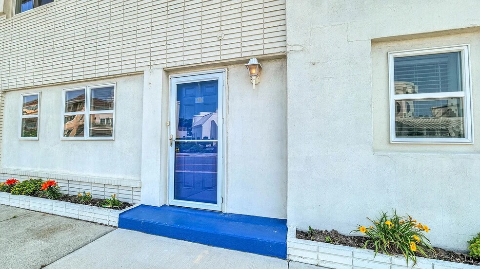 Building Photo - 5800 Boardwalk