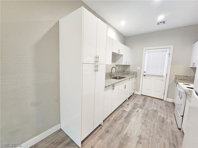 Building Photo - 1121 Sixshooter Ave