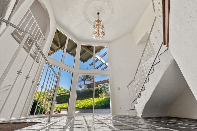 Building Photo - Ocean View Prime Location