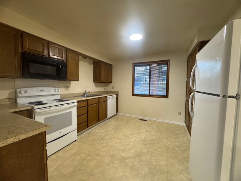 Building Photo - 6404 E 11th Ave