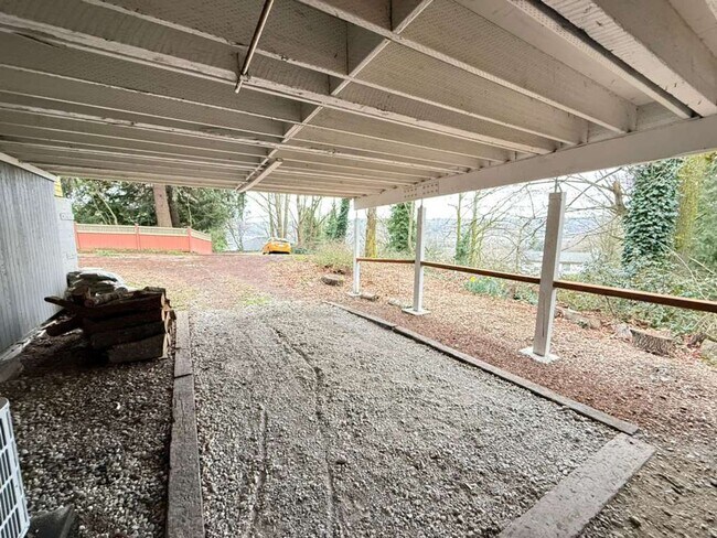 Building Photo - Stunning 4 Bed 3 Bathroom Home!