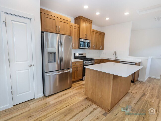 Building Photo - Bright 2-Bedroom, 2.5-Bathroom Home in Hillsboro