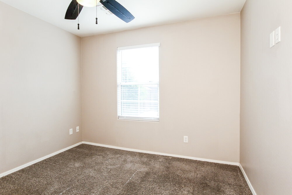 Building Photo - 5804 S 10th Dr