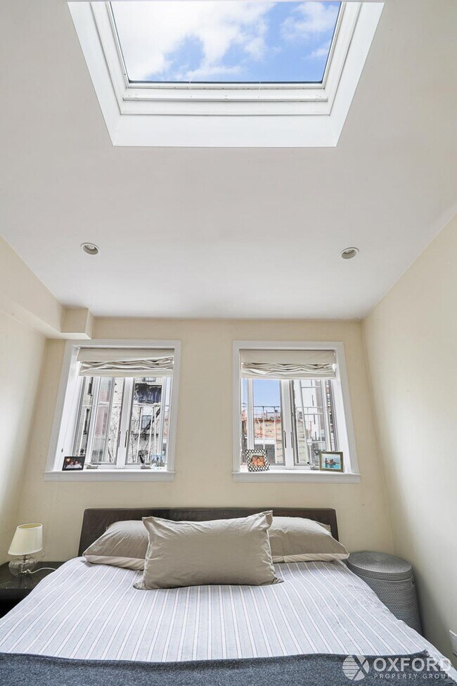 Building Photo - 148 Waverly Place