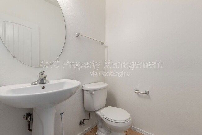 Building Photo - 2644 E Chester Dr