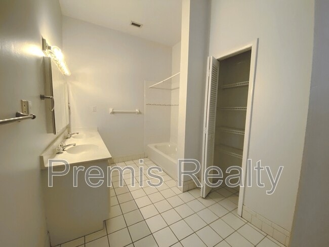 Building Photo - 642 Weathersfield Dr