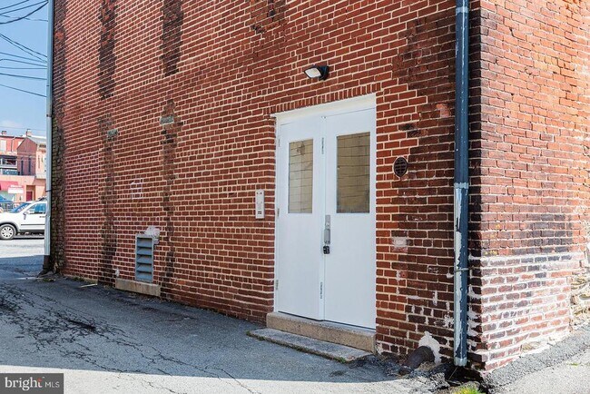 Building Photo - 235 Locust St