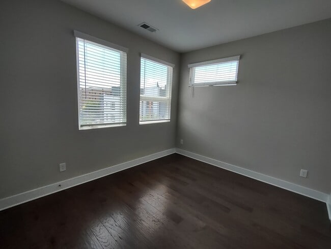 Building Photo - Pristine, move in ready Townhome located i...