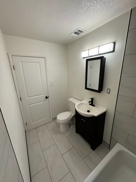 Building Photo - 720 Oakwood Ave