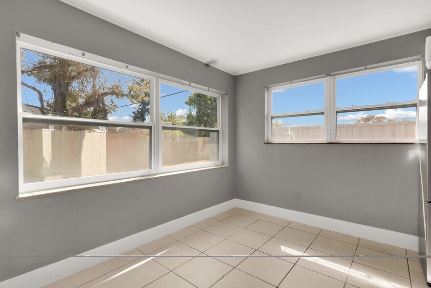 Breakfast nook - 249 SW 12th St