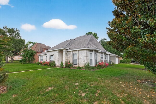 Building Photo - 5310 Holly View Dr