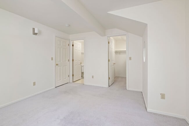 Building Photo - 3 Bedroom and 2.5 Bath Townhouse