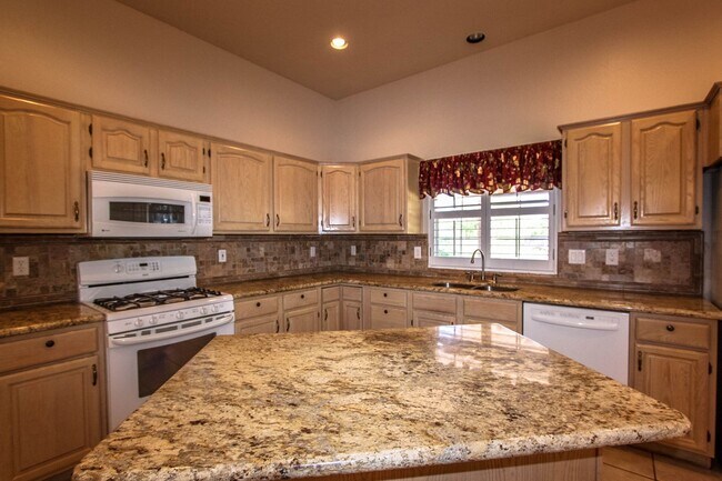 Building Photo - 653 Golden Hawk Dr