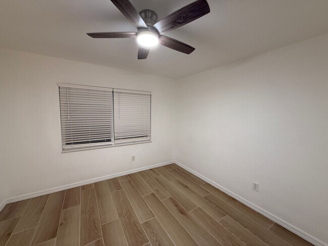 Building Photo - Ground Floor Condo 2/2  - Immediate Availability