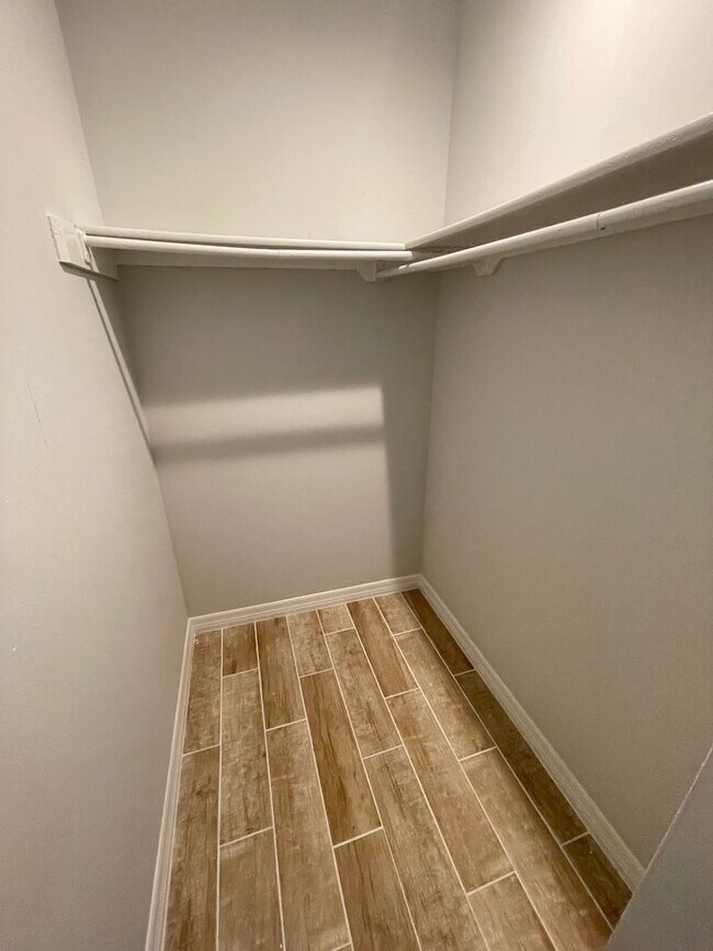 Building Photo - Beautiful Single Family Home! $2395/1085ft2-South Sarasota, 3-Bed/2-Bath, Fully Renovated: Annual...