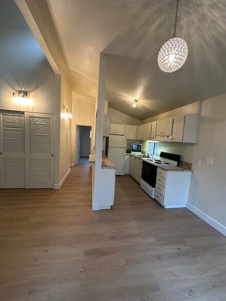 Primary Photo - Capitol Crest