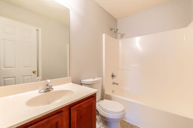 Building Photo - 4 Bedroom/2.5 Bath Townhouse!