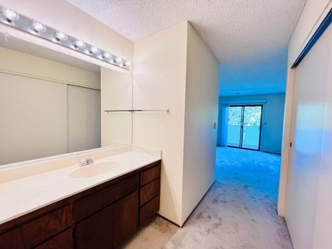 Building Photo - Move-In Ready, 2BD/2BA, Upper-Level, Singl...