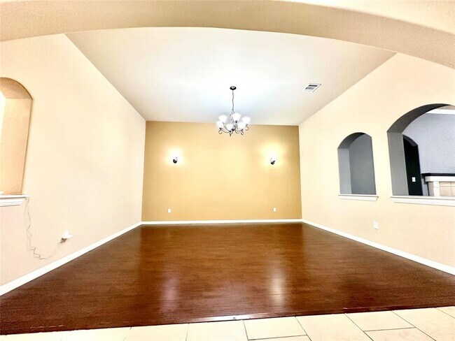 Building Photo - 512 Brown Juniper Way