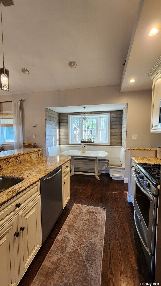 Building Photo - 350 Linden St