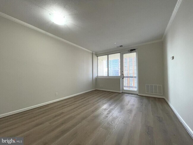 Building Photo - 1805 Crystal Dr