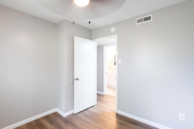 Building Photo - 2601 E Oakbrook Dr