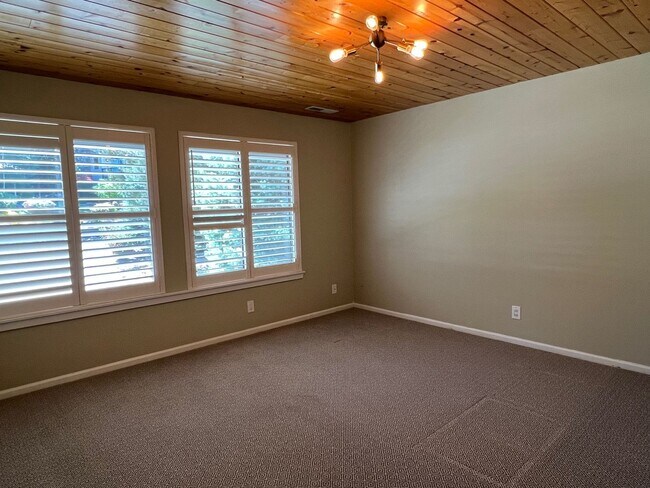 Building Photo - Gorgeous Lakeridge Shores Home Available Now