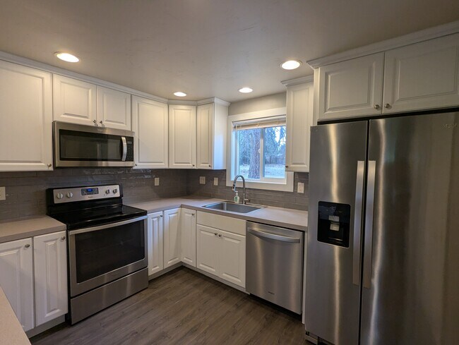Building Photo - 60865 Jasmine Pl