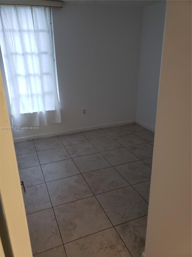 Building Photo - 9682 Fontainebleau Blvd