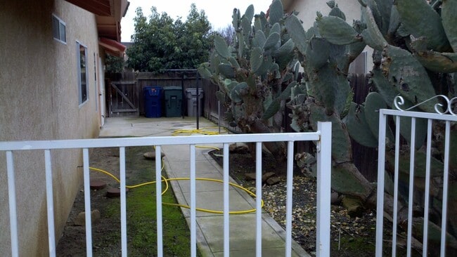 Building Photo - REDUCED!!  3 Bedroom 2 Bath with POOL!