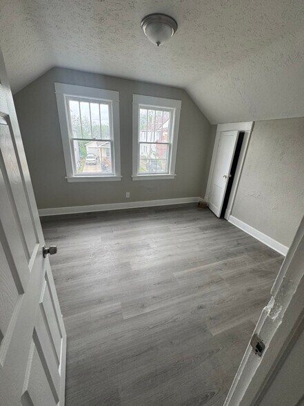 Building Photo - 10908 Grandview Ave