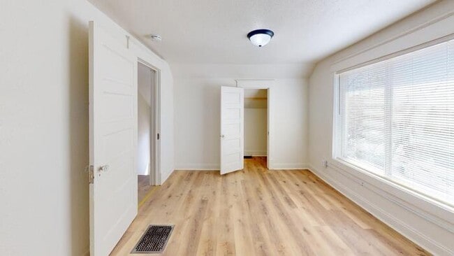 Building Photo - 106 4th St NE