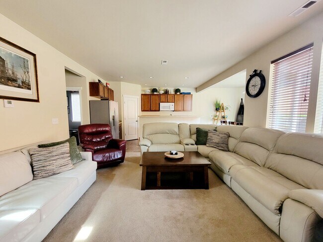 Building Photo - Bright, Spacious 4 bedroom in Poulsbo