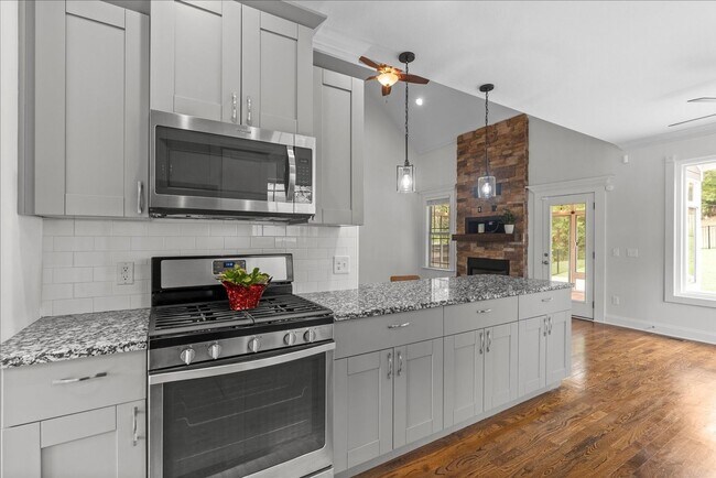 Building Photo - Move-In Ready Luxury in Island Point Estates