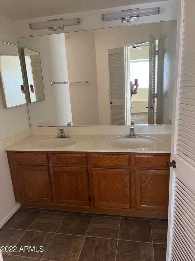 Building Photo - 1524 N Apache Dr