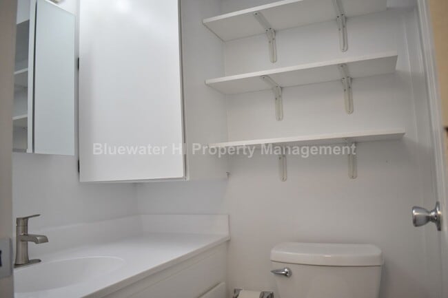 Building Photo - Five Regents - Studio w/ full kitchen, 1 prkg. (Salt Lake)