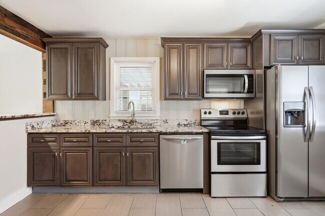 Building Photo - Move-in Ready 3 Bedroom Ranch Home in Eastway Park