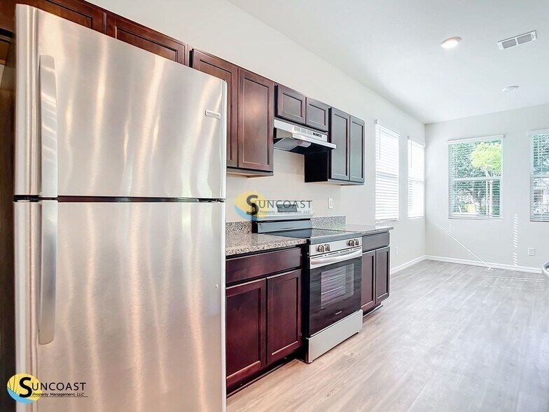 Building Photo - 585 Marion Oaks Pass