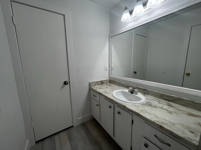 Building Photo - Adorable 2 bedroom, 1 bath!! Washer and Dr...