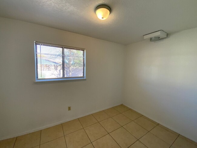 Building Photo - 3 Bedroom Single Story Home Available Near...