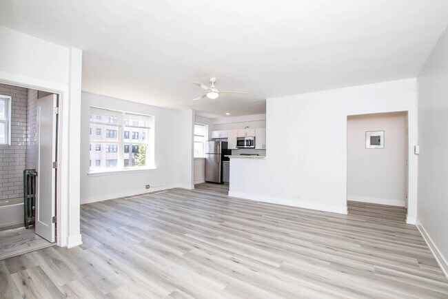 Building Photo - 5920 N Ridge Ave